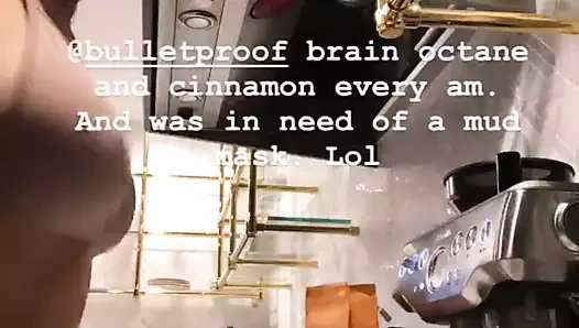 Nikki bella çamur maskesi takarak kahvaltı yapıyor