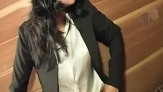 Otoriter orta yaşlı seksi kadın vahşi ofiste sikişiyor