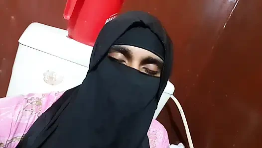 Seksi ateşli tesettürlü kadın kılıklı kadın götünü parmaklıyor