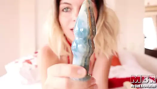 Mavi gözlü kedi kız yeni doğum günü hediyesini deniyor - seks oyuncakları