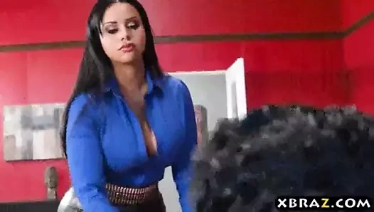 Kelle avcısı büyük kıvrımları olan çok ikna edici bir latin milf (orta yaşlı kadin)