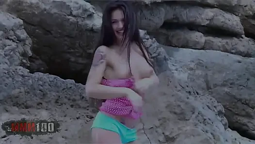 Nina Roberts: süper seksi Nina Roberts plajda striptiz yapıyor