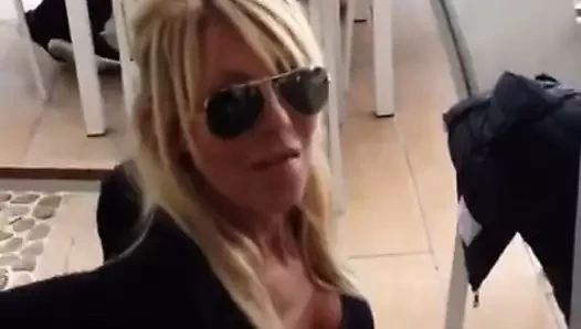 Rosanna Rocci mit rausgestreckter Zunge - Instagram 2016