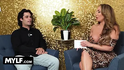 Мясистая милфа Richelle Ryan взламывает нового ебаря и принимает его молодой член