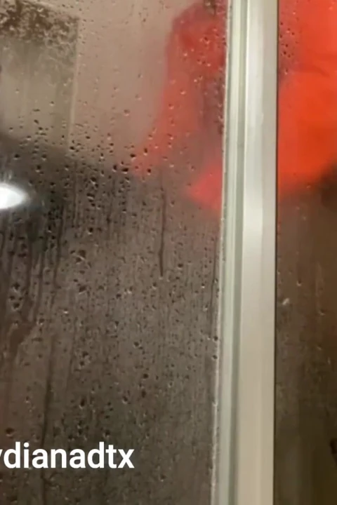 Seksi zenci ıslak göt duşta sikiş videosu