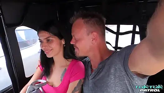 Büyük memeli Kolombiyalı bebek yabancıyı baştan çıkarıyor