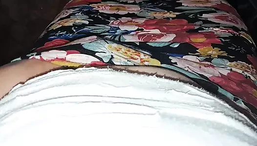 Genç üvey kız kardeşimi banyoda gözetliyorum ve mastürbasyon yapıyorum