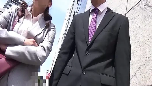 Toplumun bilinçlendirme araştırmasının yeni bir üyesi tarafından röportaj yapılan yaşlı bir kadın