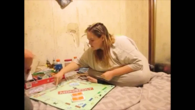 Karısı tekelde kaybeder ve oynamaya devam etmesi için banka kredisi için amını satar