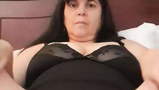 Olgun orta yaşlı seksi kadın kıllı deliğinde külotla klitorisine mastürbasyon yapıyor