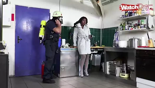 Geile schwarze Amateur Schlampe aus Deutschland schluckt