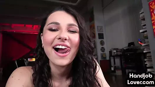 Hj 21 yaşındaki amatör yarak yağlanıyor ve bakış açısıyla edepsizce konuşuyor