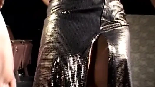 Esmer genç kızın buharlı sinemada ayak fetişi ile üçlü seks