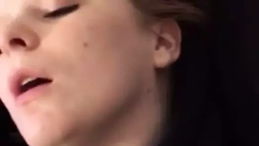 Genç güzel arkadaş beni kedi üzerinde boşalmak yapmak