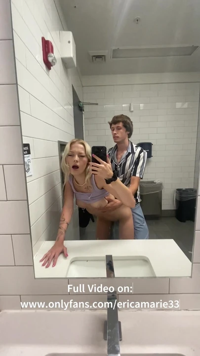 Девушку-блондинку с большими сиськами трахают сзади