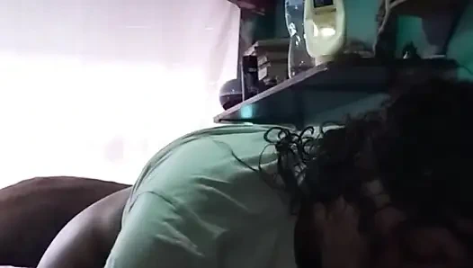 Madrastra morena culona chupando polla