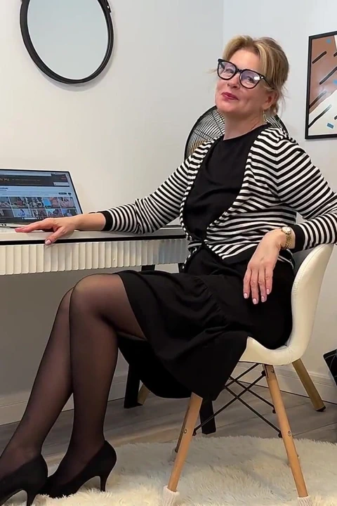 Külotlu çoraplı üvey oğlunun öğretmeni ateşli bakış açısıyla sert sikimi gırtlağına kadar alıyor