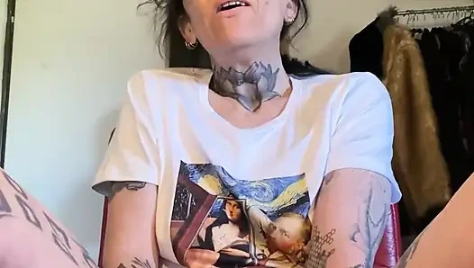 Büyük bir dildoda kremsi orgazm