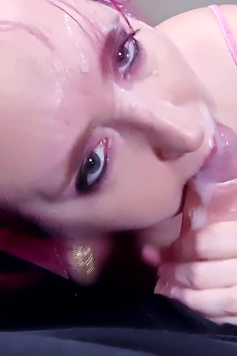 Büyük memeli orta yaşlı seksi kadın tarafından ıslak gırtlağına kadar alıyor