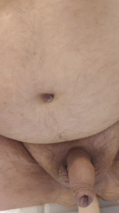 Ev banyosunda tek başına prostat masajının tadını çıkarıyor