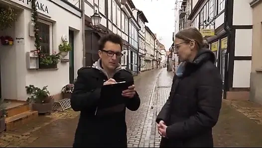 Conny samimi bir ortamda ve hepsinden önemlisi kuru bir şekilde bir şeyi derinleştirmek istiyor. Kuru??