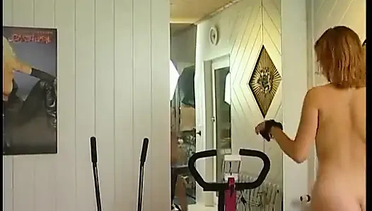 Seksi çoraplı kıllı güzellik amını ovuyor