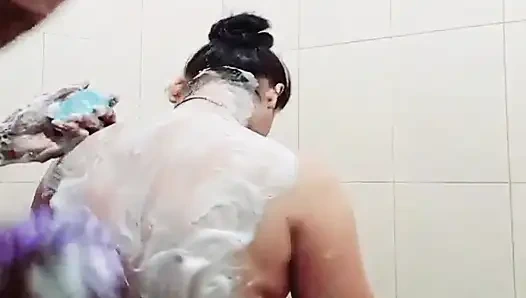 Hintli evli kadın puja banyoda sikişiyor