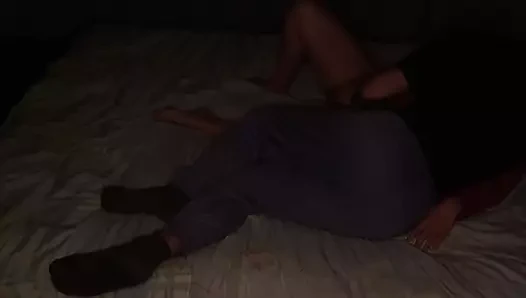 Seksi oda arkadaşı soğuk bir gecede parmaklarımdan boşalmayı durduramadı - lüksorgazm