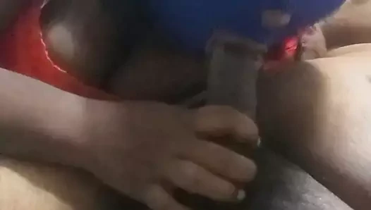 Sri Lankalı ev hanımı shetyyy'nin siyah, tombul bir kedisi var. yeni video emme horoz