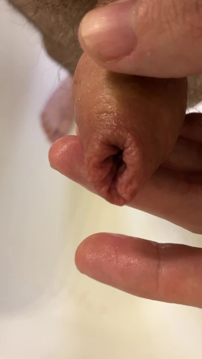 Крупным планом золотой мочи, изливающейся из моей крайней плоти