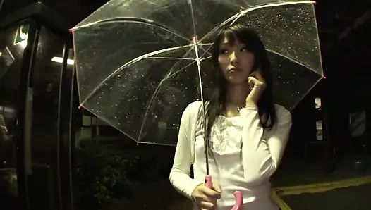 Çok güzel Japon genç kız iki sert sikişirken inliyor