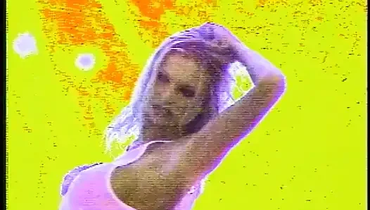 Seksi sarışın güzel kadın sert sikilmeden önce erkeklerin yüzüne amıyla biniyor