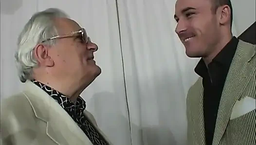 Seksi sarışın kız çift anal üçlü seks yapıyor