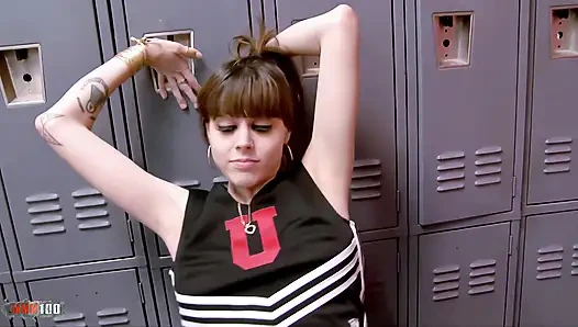 Ateşli ponpon kız Nella Jay soyunma odasında büyük siyah bir yarakla derinden sikişiyor