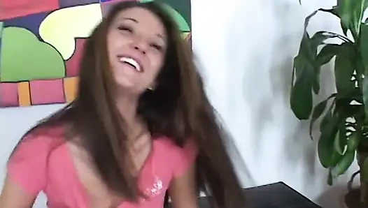Esmer kadın emiyor ve anal dölleniyor