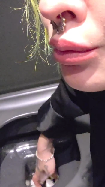 Захватывающий момент из "Моих новых игр в общественном туалете. Часть 1"