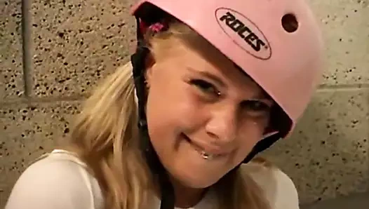 Sevimli sarışın genç hoşlanır solo zevk