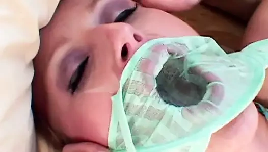 Aç sarışın gets ona külot kremalı ve yalıyor boşalmak yük kapalı onları