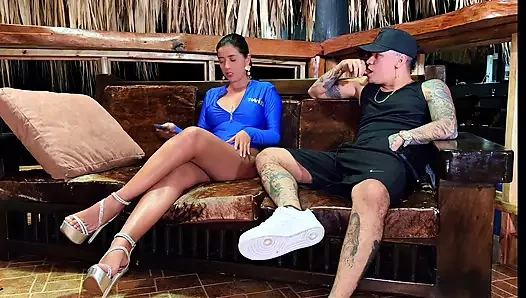 Kolombiyalı orta yaşlı seksi kadın Lina Henao genç üvey erkek kardeşiyle sikişiyor. O çok azgın bir üvey kız kardeş