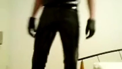 Pvc pantolonlar, deri eldivenler, lateks gömleklerle eğlenmek.