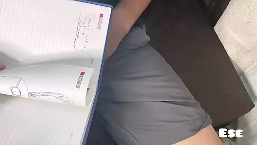 Öğretmen öğrencisini sınıfta mastürbasyon yaparken yakaladı