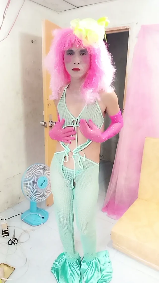 Oanh Le transgender seksi sentetik porno giyiyor