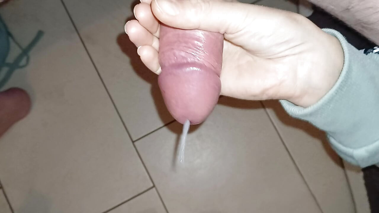 Üvey annem beni nasıl sağıyor filme alıyor. İki elle muamele videosu bire bir.