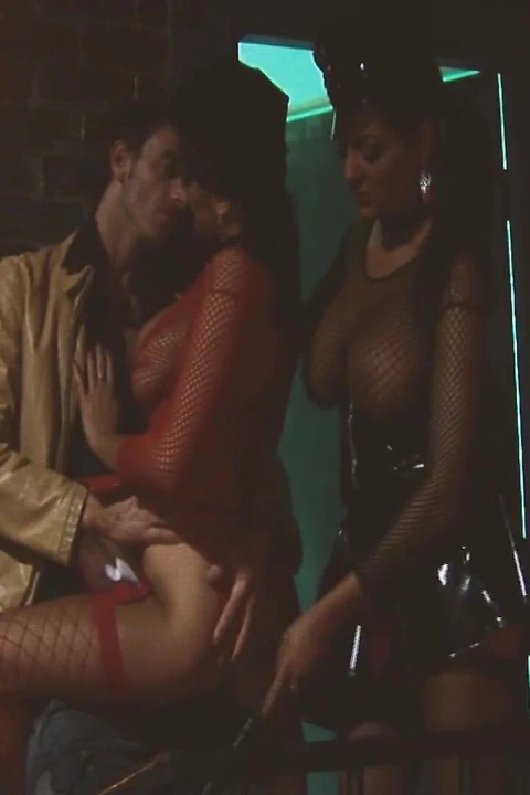 İç çamaşırlı ateşli esmer kızlar barın dışında birlikte seks yapıyor