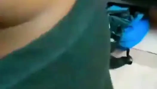 Aldatılan bir koca, seksi Desi karısının sari giymesini istedikten sonra güzelliğine hayran kalıyor.