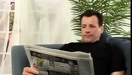 Adam ateşli kızıl saçlı sürtüğü domaltarak sikiyor ve ikinci adam ağzını sikiyor