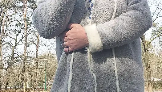 Dışarıda sigaranın tadını çıkarıyor