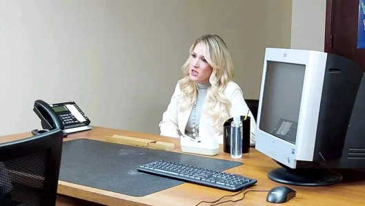 Sapık müdür - büyük götlü üvey anne Charley Hart müdürün ofisinde sikiliyor - tam film