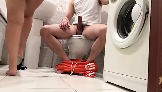 tuvalete gittim ve penisin üstüne oturdum