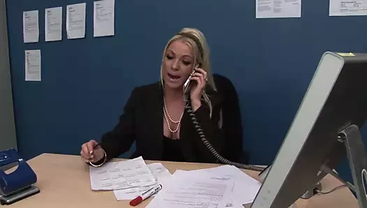 Seksi busty sekreter sikişmek için mükemmel!!!